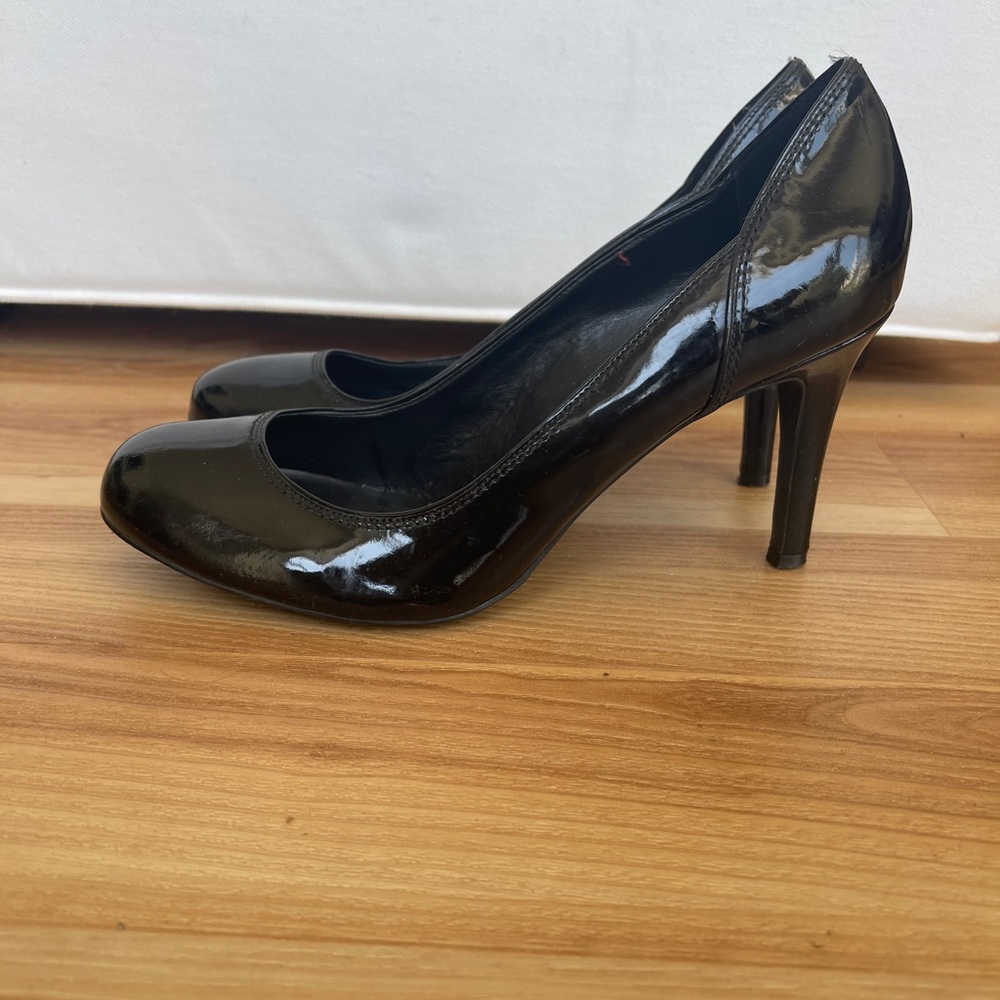 Gianni Bini patent black round toe heels size 9